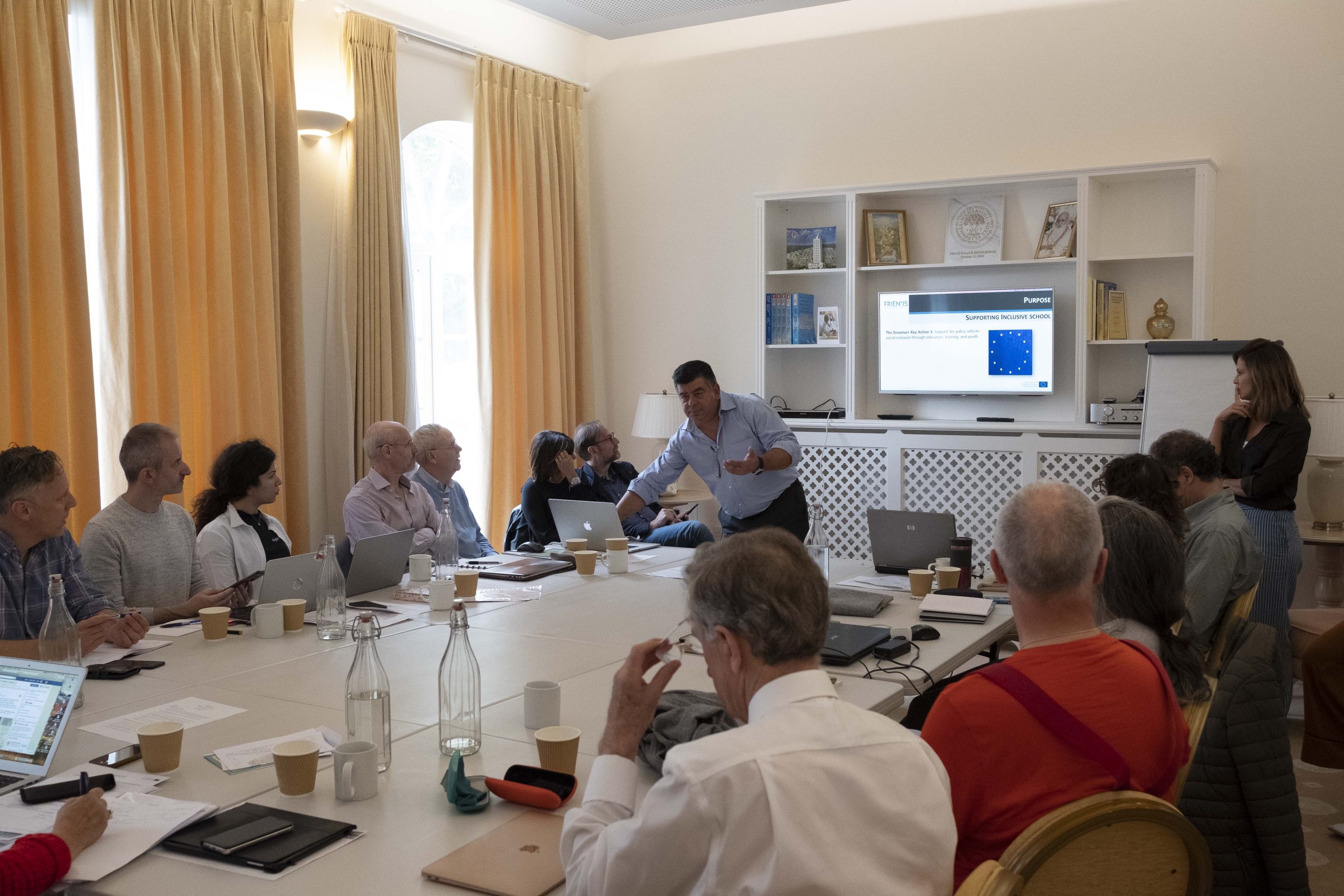Momento di Quiete in classe basato sulla Meditazione Trascendentale nelle scuole primarie e secondarie del progetto
