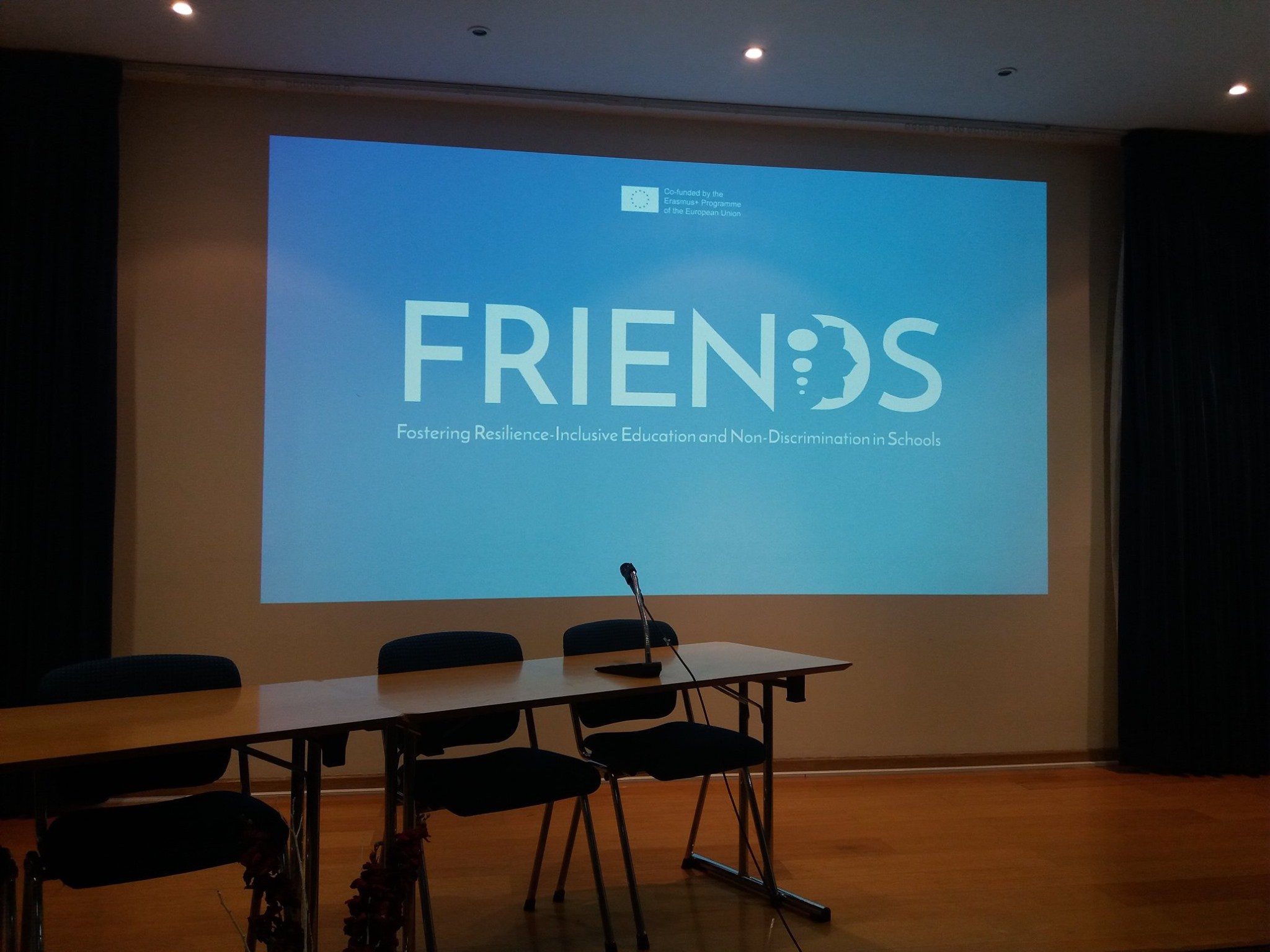 FRIENDS: Esperienze dirette di insegnanti e studenti sulla pratica della Meditazione Trascendentale attraverso il programma Momento di Quiete (MQ/MT)
