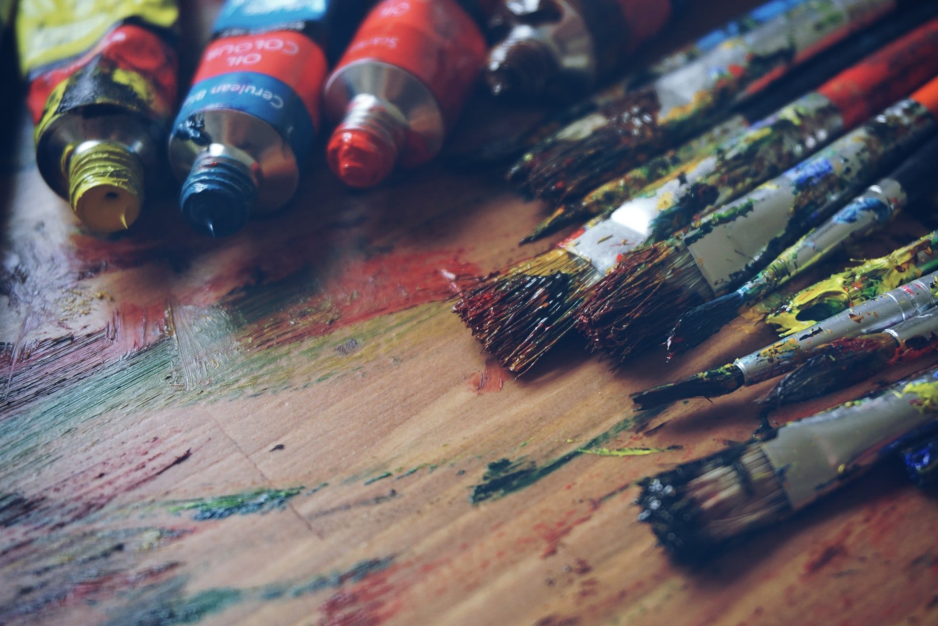 Artisti a supporto di insegnanti, genitori e assistenti per coinvolgere i giovani nelle arti creative