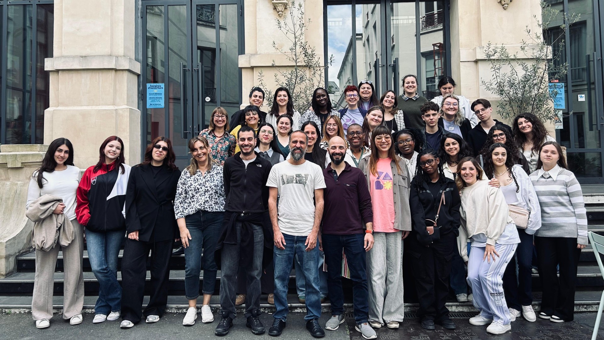 Gruppo di persone rappresentano partner e giovani coinvolti con Bottom-Up Talks.