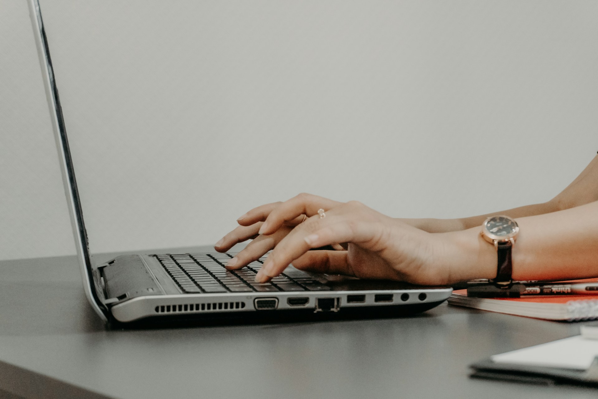 Mani che digitano su un laptop