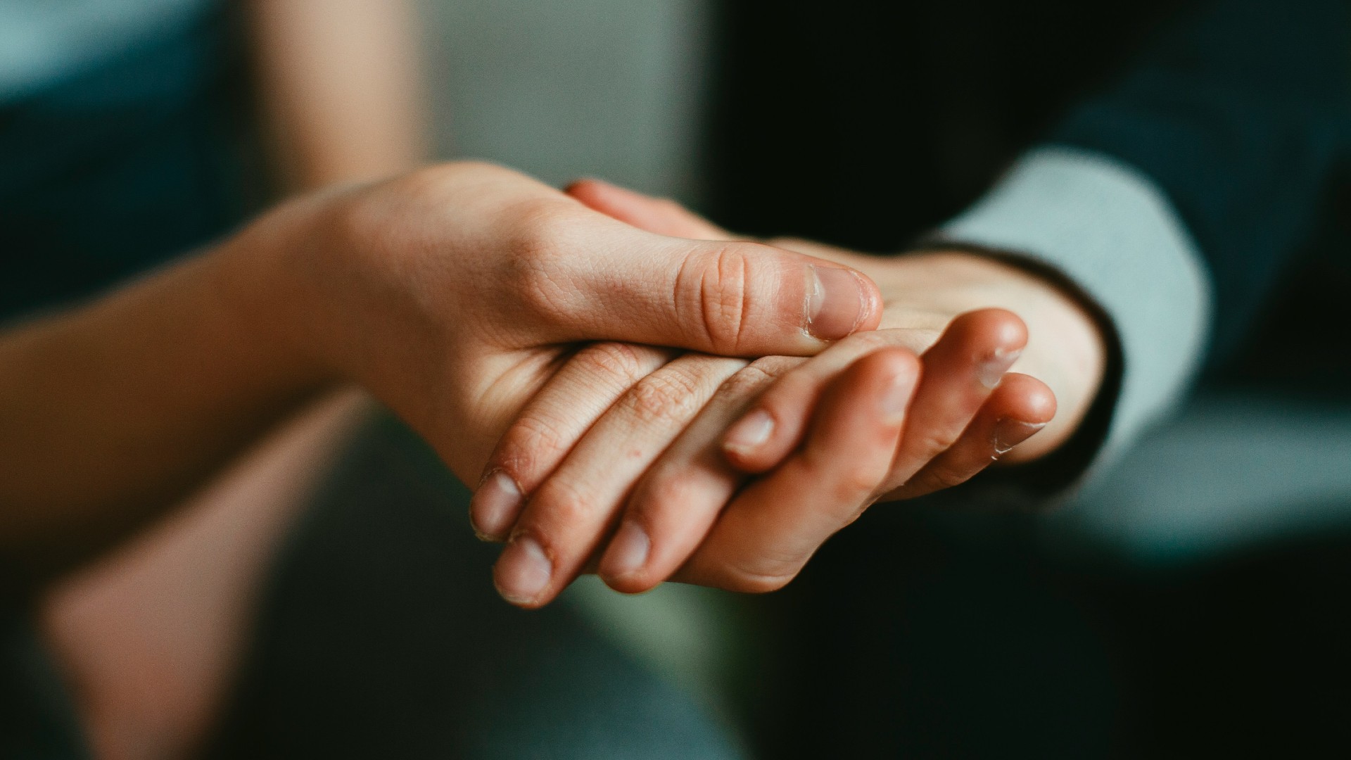 Una persona ha in mano la mano di un'altra persona.