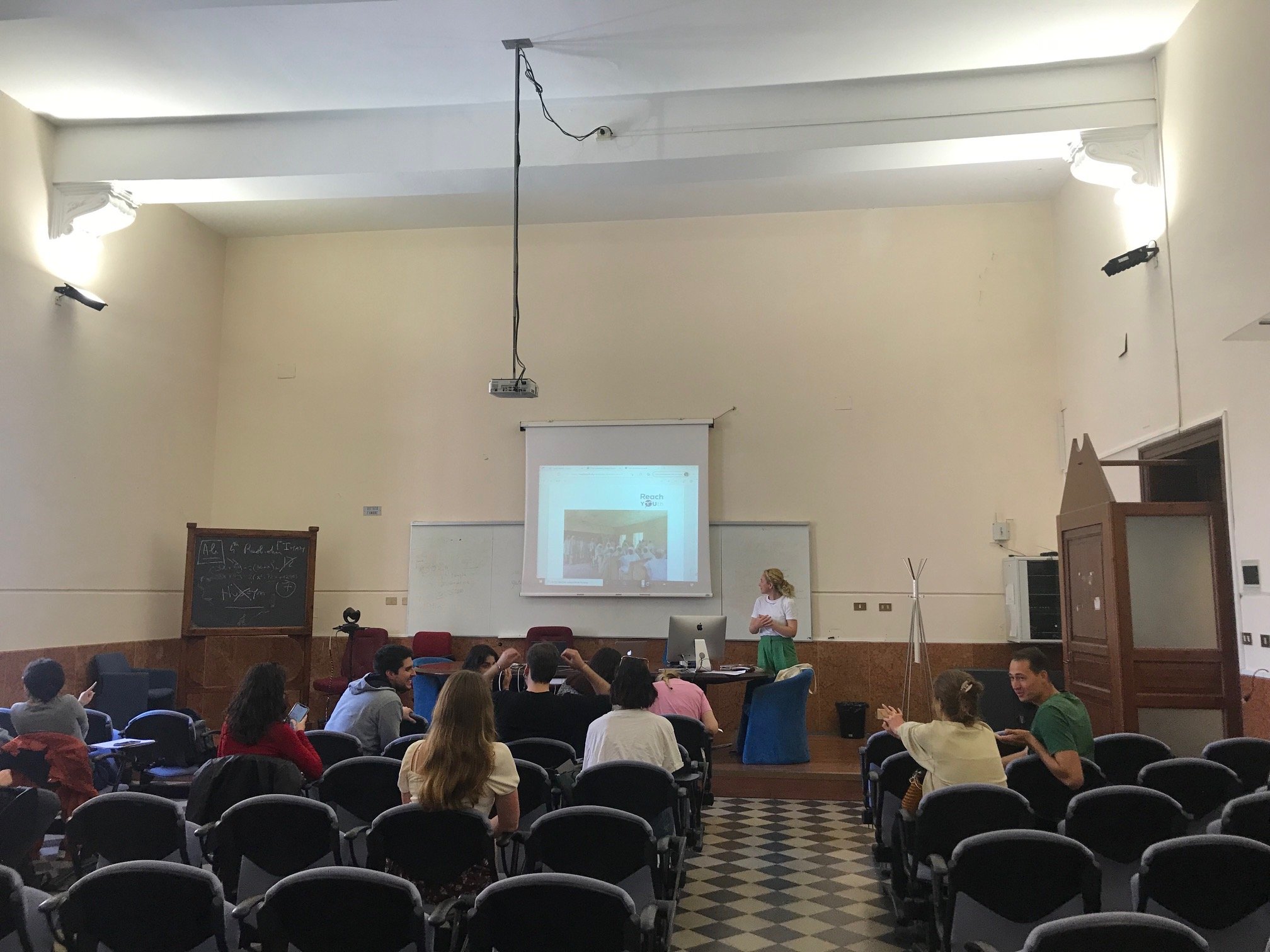 Un momento di condivisione stimolante durante l’evento di chiusura di REACH YOUth