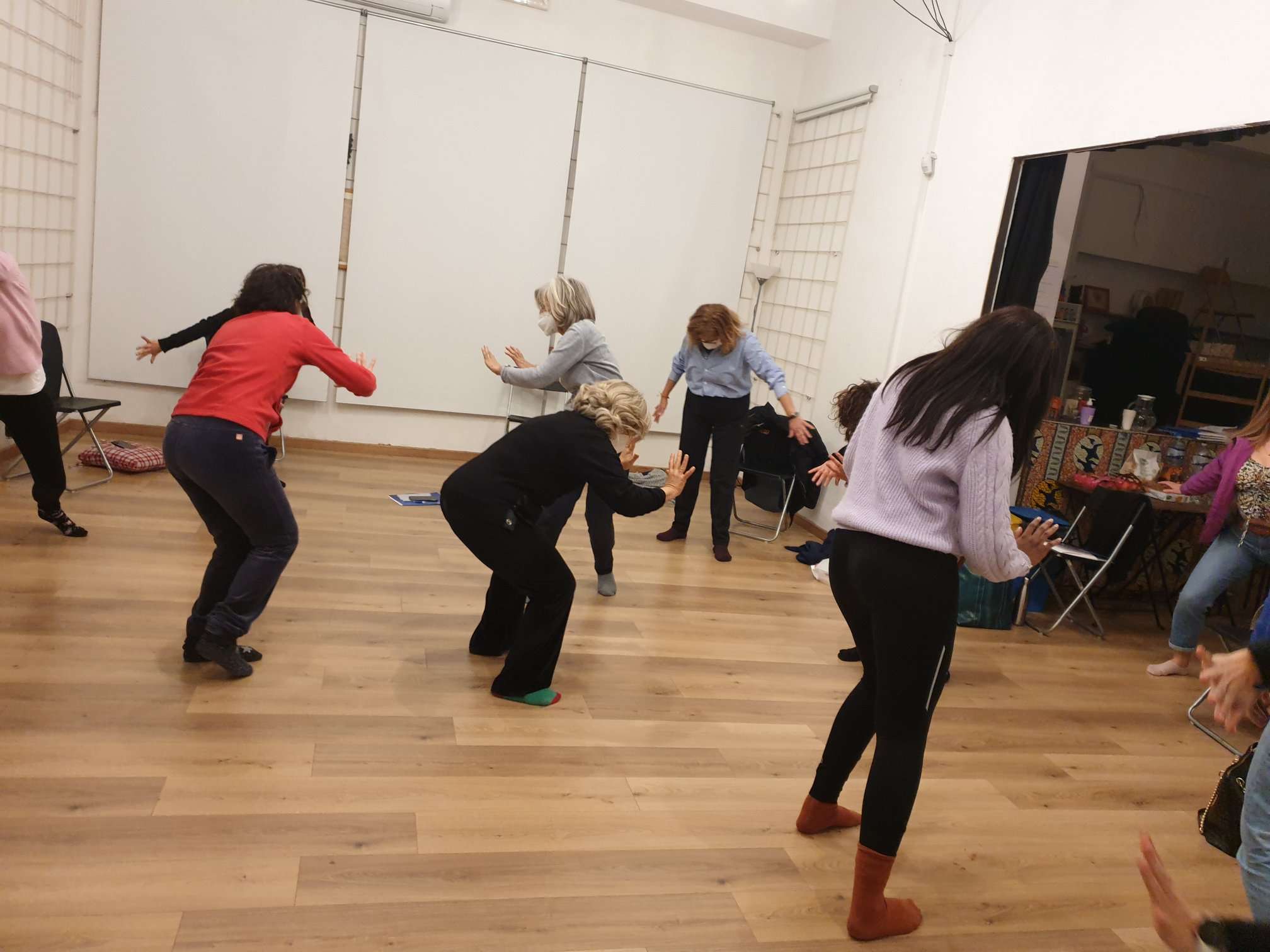 Migliora le tue competenze non verbali e vocali attraverso la danza e il teatro