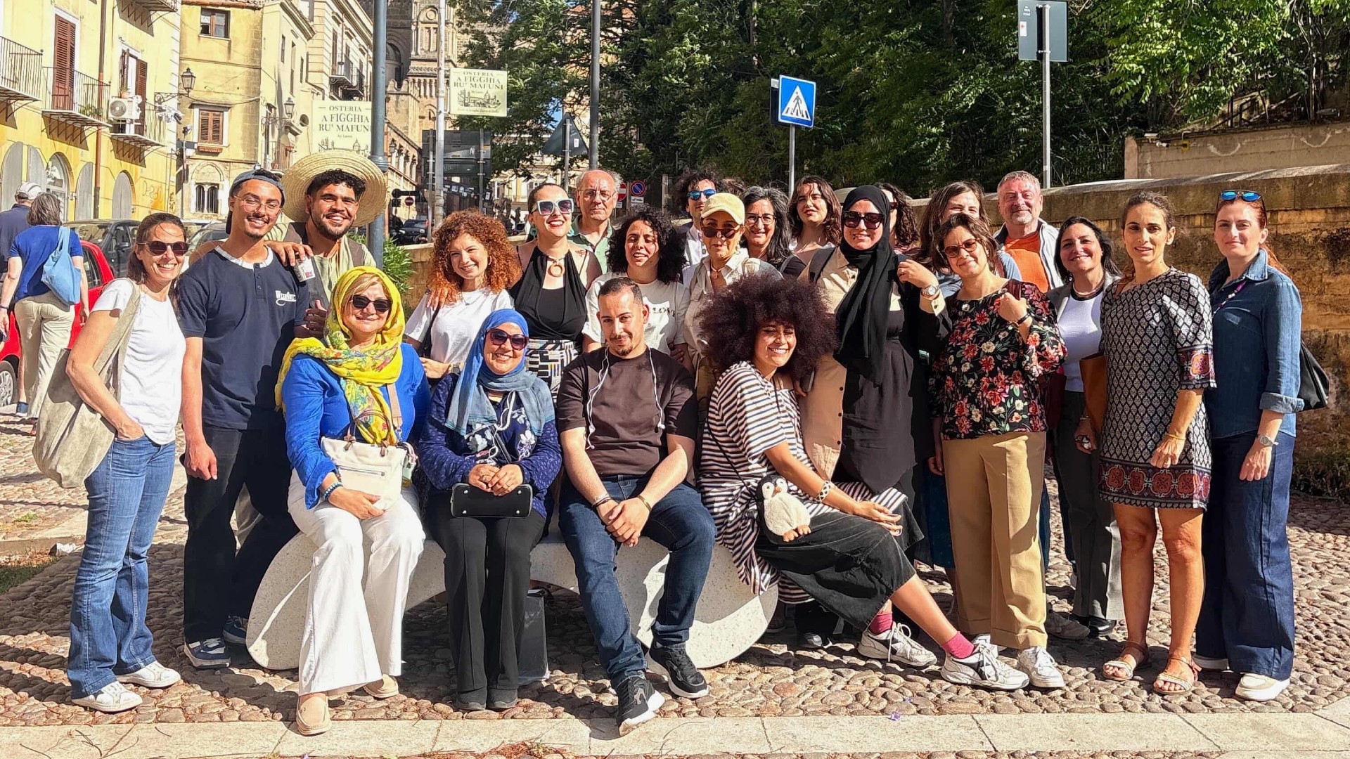 Foto delle persone che hanno partecipato all'atelier internazionale di HERITAS a Palermo, Sicilia.