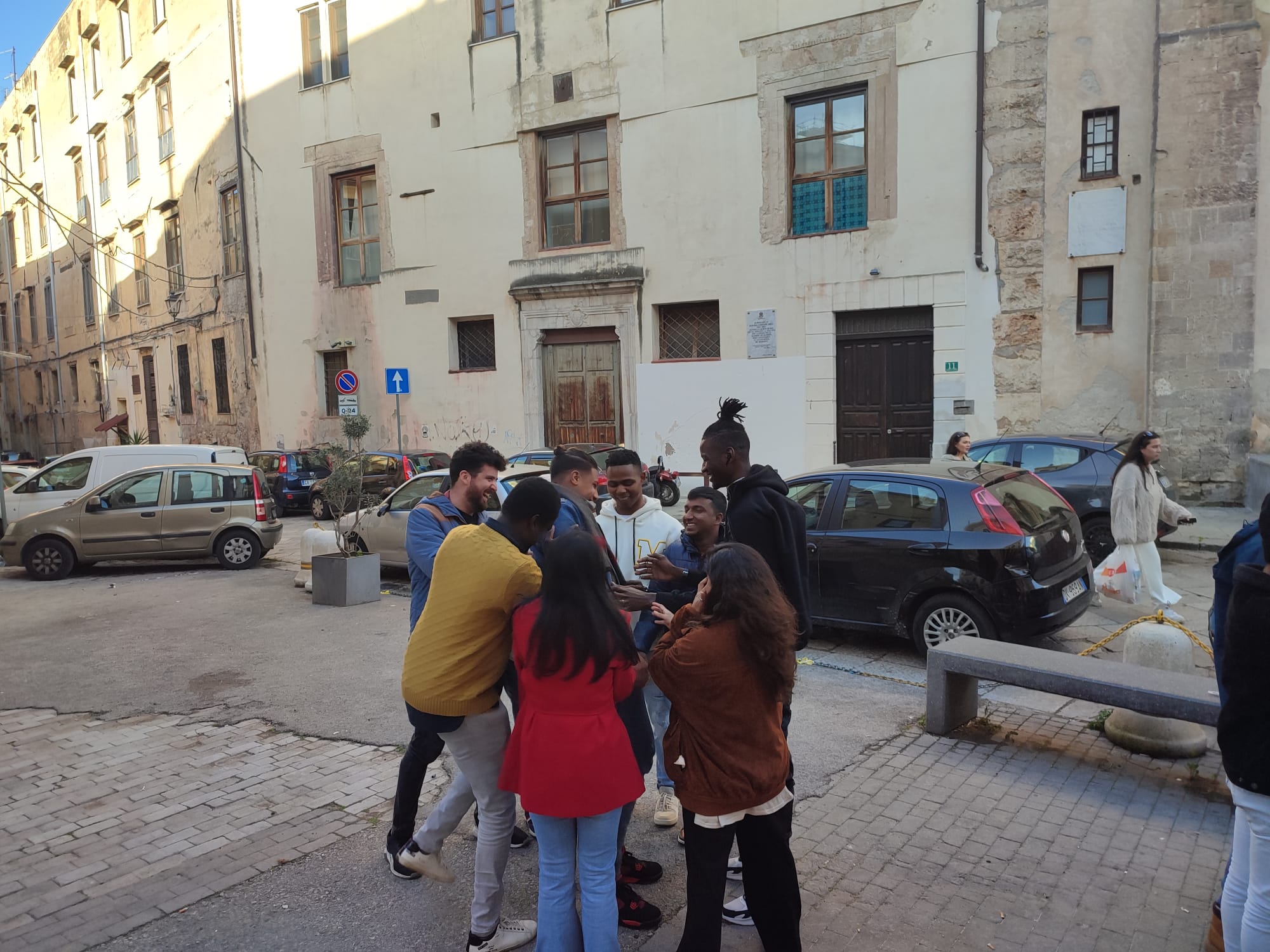 Persone che si abbracciano nelle strade di Palermo