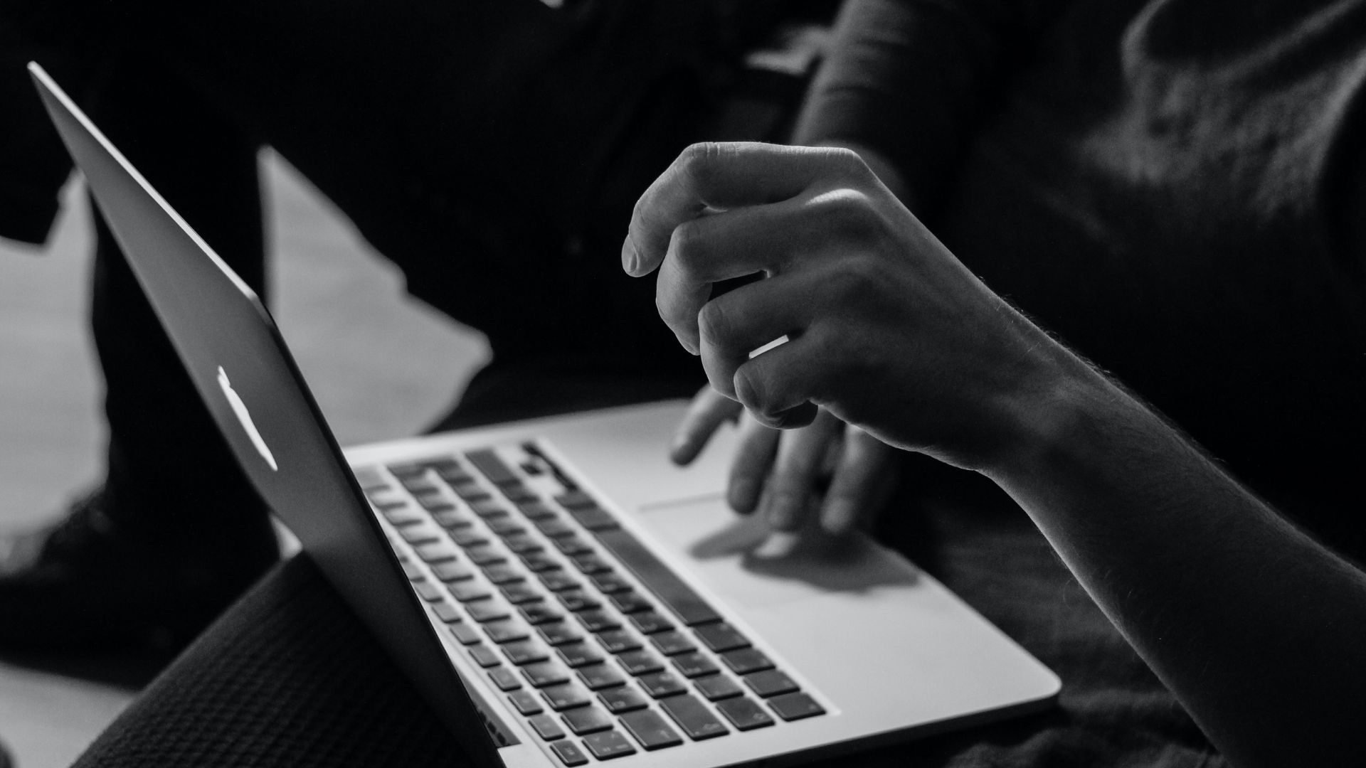 Scopri come contrastare e prevenire la violenza online con LEAGUE