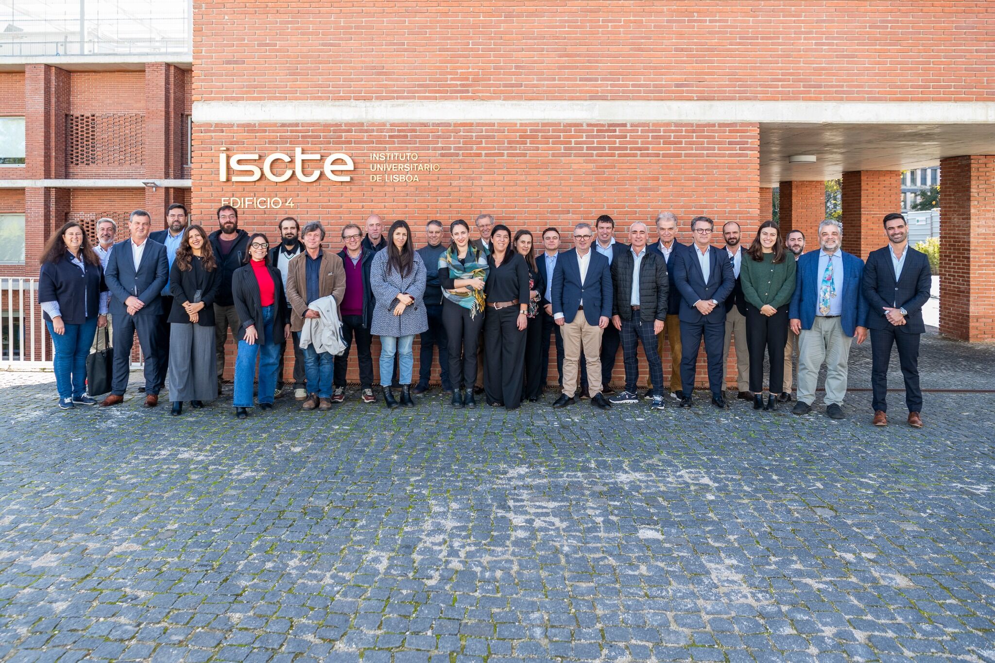 persone in posa per una foto