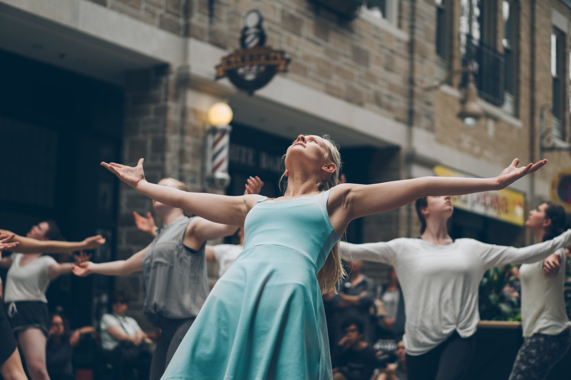 Incoraggiare la partecipazione e l’educazione attraverso tutte le forme di danza e movimento