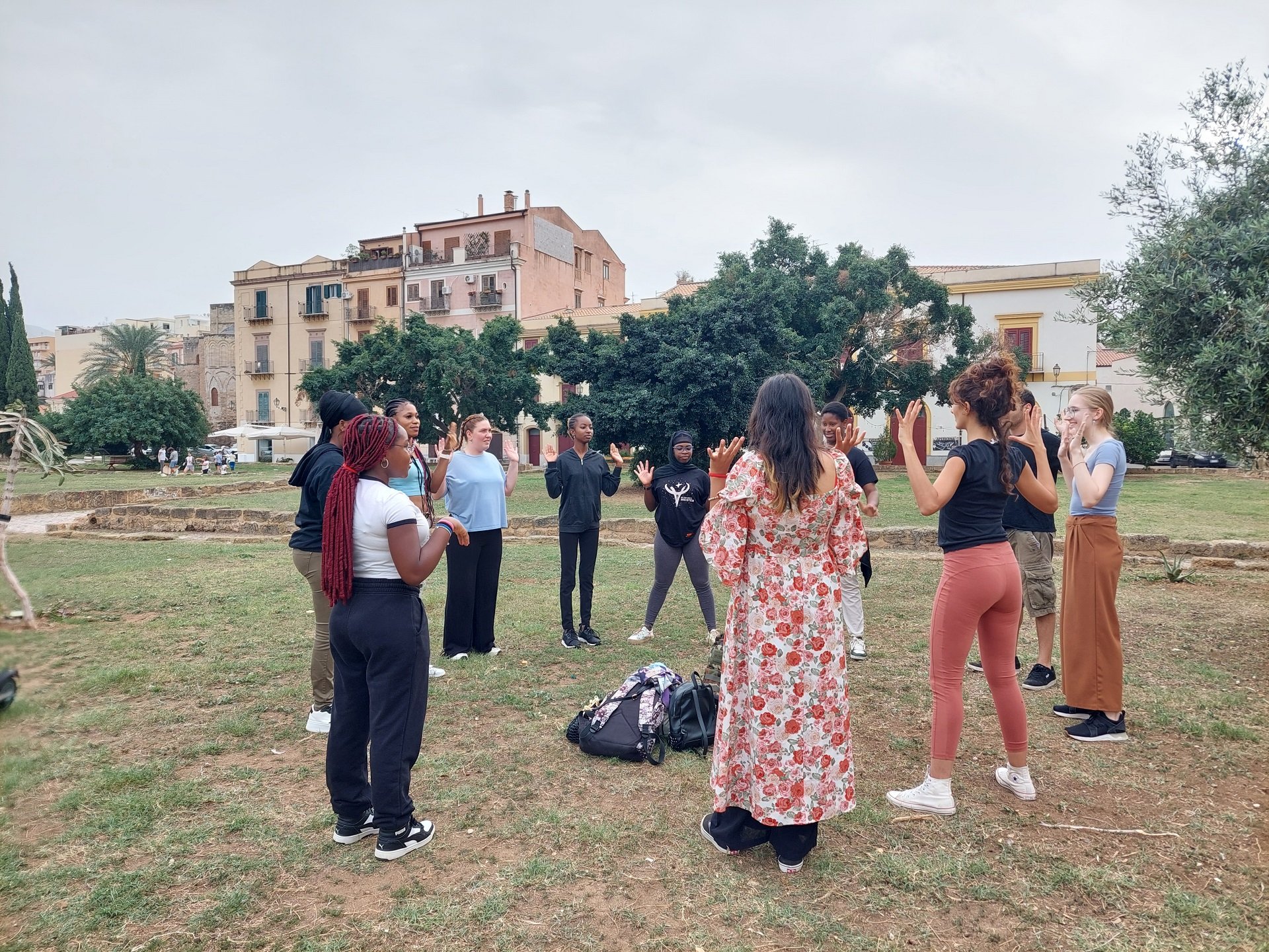RECAP – Workshop gratuito di danza e movimento per giovani e educatorɜ e finissage della mostra fotografica “Donne”