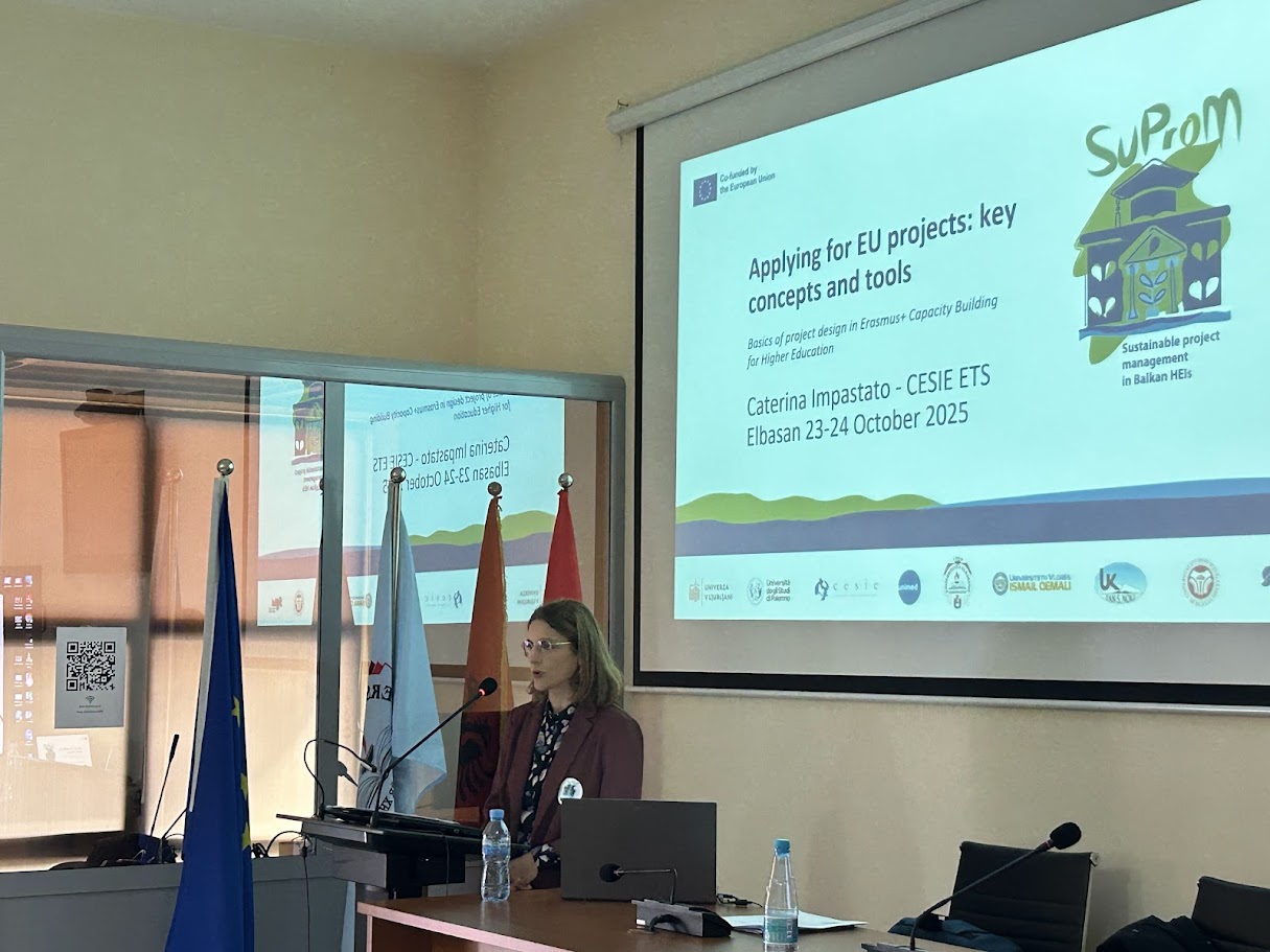 Una donna presenta una conferenza su "Applying for EU projects".