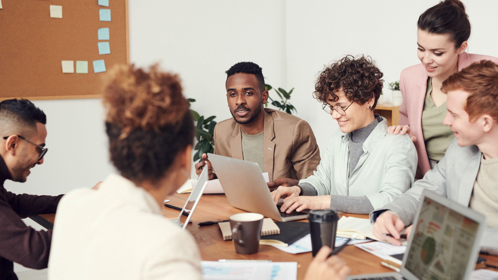 Il manuale THRIVE@WORK: una guida pratica per garantire il benessere dellɜ tuɜ dipendenti