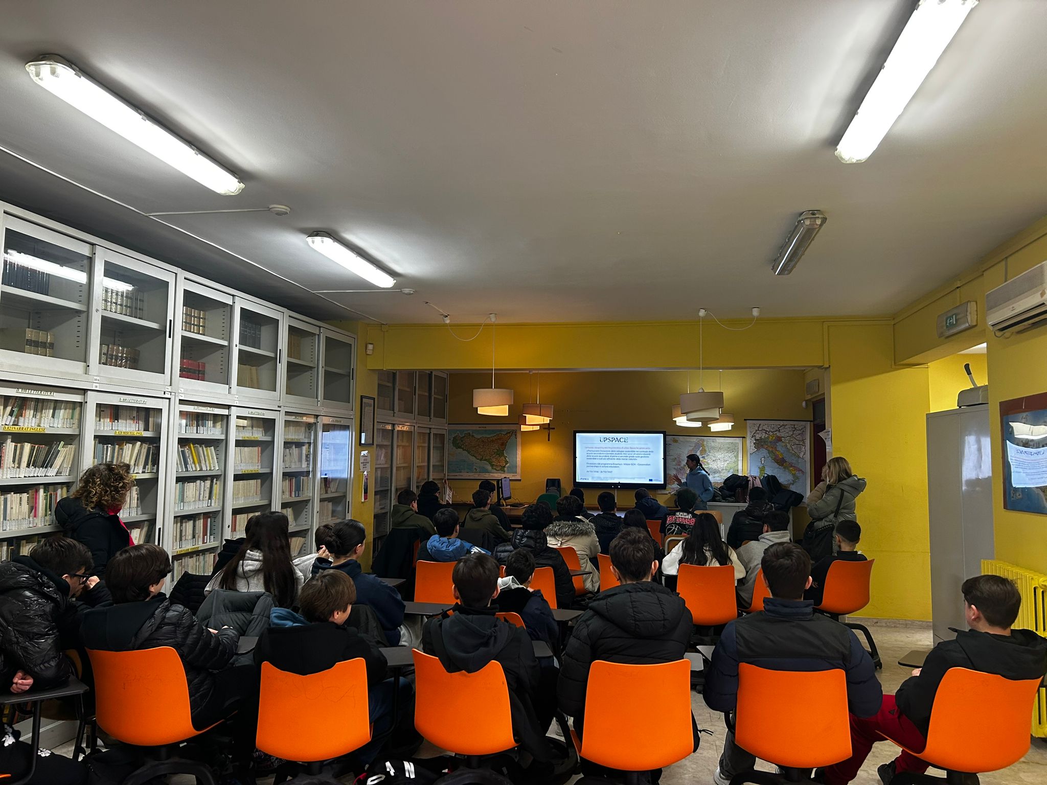 bambini seguono una presentazione