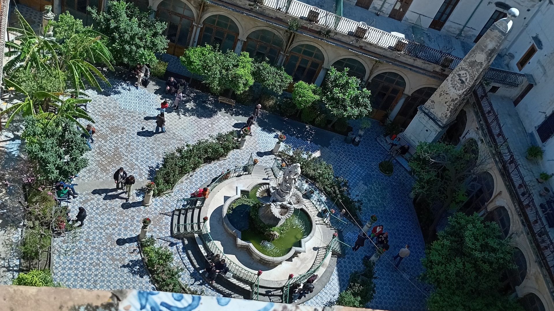 YEA: Walking to take pictures and to tell the Palermo you live, it is your turn!