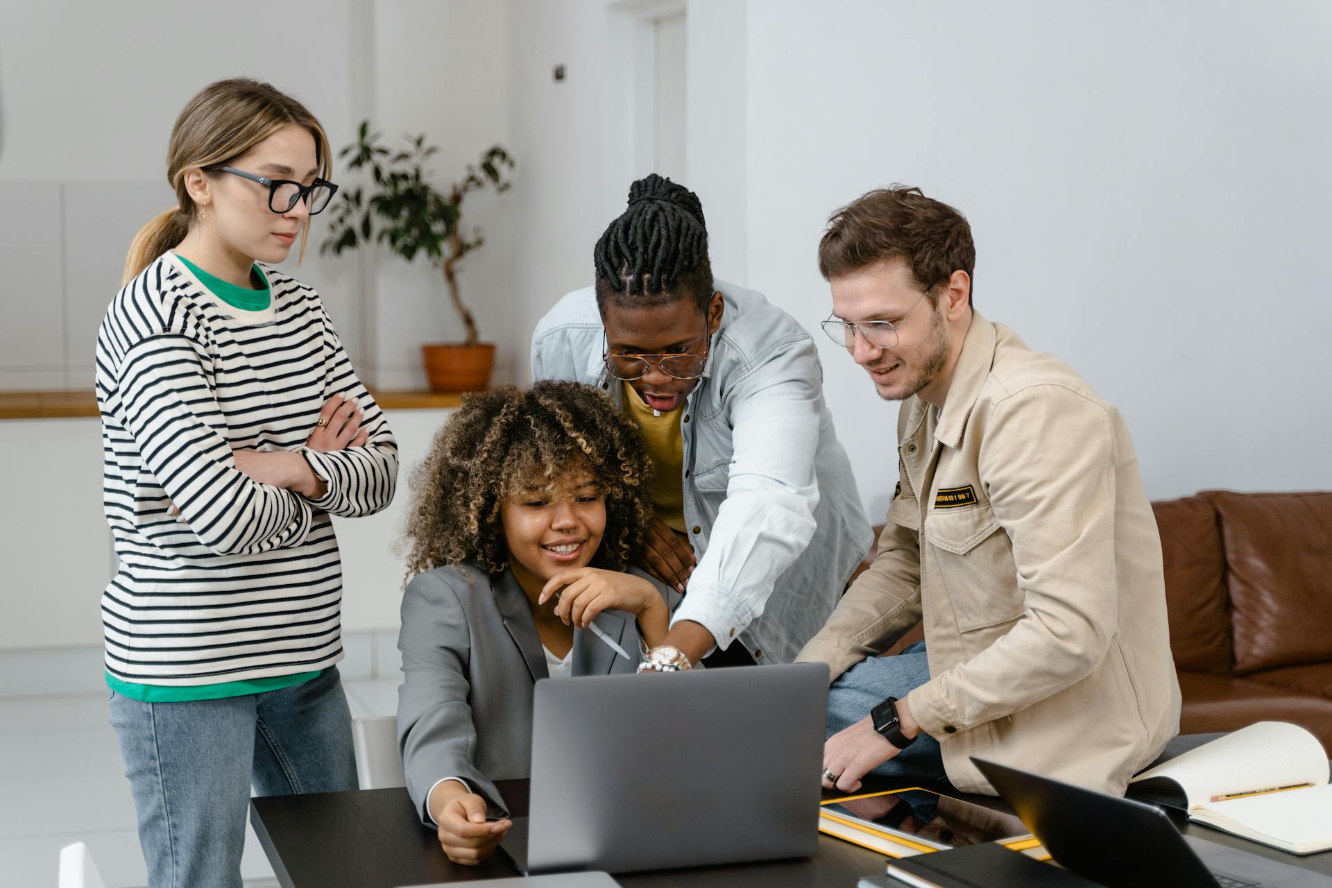 Get on the job market with YouthPioneer: training and internship in a company